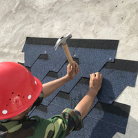Asphaltschindeln, ein Wasserdichtes Material für Holzdächer, Anpassbar in Verschiedenen Ausführungen