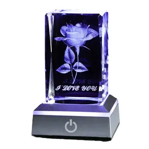 Cubo de cristal grabado con láser 3d, rosa, flores, recuerdo, regalo de negocios con base de madera