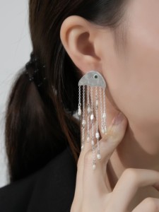 ต่างหูขอบไข่มุกธรรมชาติรูปแมงกะพรุนทำจากทองเหลืองชุบทองแท้24K สุดหรู - Product Image 4
