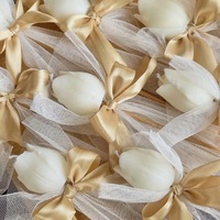 Einzelne Weiße Tulpen-Duftkerze aus Sojawachs, Mini-Blumenstrauß-Figurkerze, Weißer Tüll, Champagner-Satin-Schleife, Blumen-Handkerze
