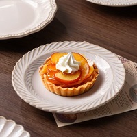 Assiette en céramique élégante à motifs floraux en relief pour servir gâteaux et desserts, thé de l'après-midi, repas au café et décoration de fête de mariage