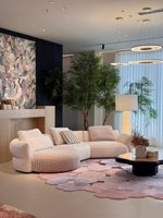 Canapé sectionnel de style italien, luxe léger, ton crème, pour villa duplex, avec patchwork de tissus floraux, chaise longue incurvée et structure en bois