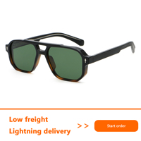 Offre spéciale Pare-soleil UV400 polarisés unisexe Design personnalisé Lunettes de soleil carrées légères de haute qualité en PC Blanc transparent