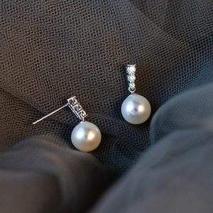 Eleganti Orecchini a Perno con Perle Incastonate per Donne, Gioielli Delicati per Uso Quotidiano - Product Image 1