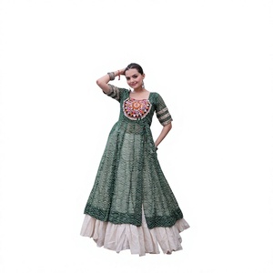 Ensemble indien pakistanais brodé vert, Anarkali Kurta et jupe plissée, tenue traditionnelle festive - Product Image 1