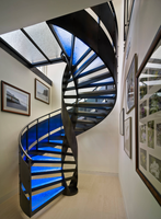 Escalier en colimaçon en bois pour maison duplex et appartement, design architectural contemporain ODM avec marches en bois dur