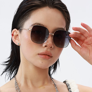 Nuevas gafas de sol polarizadas con montura cuadrada para mujer, lentes UV400 TAC, montura de metal TR, estilo de alta gama para exteriores, protección solar. - Product Image 4