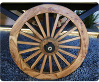 Tente de glamping vintage style wagon pionnier occidental, maisonnette en bois avec porche et escalier, cabane de camping de luxe en toile