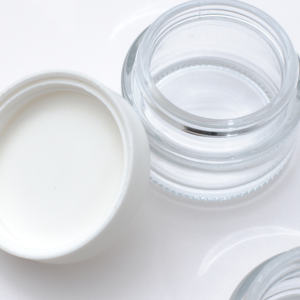 Cannacoast Tarro de Vidrio Transparente Personalizado, Contenedor Redondo con Tapa de Plástico Blanco y Negro, Resistente a Niños para Crema de Cuidado de Piel de Hierbas y Flores - Product Image 4