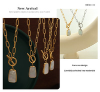 Collier Pendentif Long en Acier Inoxydable Doré avec Coquillage Naturel Blanc Minimaliste Personnalisé Style Européen-Américain et Fermoir OT