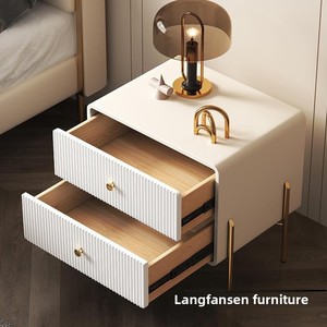 <span class=keywords><strong>Table</strong></span> <span class=keywords><strong>de</strong></span> <span class=keywords><strong>chevet</strong></span> moderne <span class=keywords><strong>de</strong></span> luxe à cannelures avec pieds dorés |   <span class=keywords><strong>Table</strong></span> <span class=keywords><strong>de</strong></span> <span class=keywords><strong>chevet</strong></span> côtelée <span class=keywords><strong>de</strong></span> style italien |   Chambre d'appartement blanche et crémeuse aux coins arrondis - Product Image 2