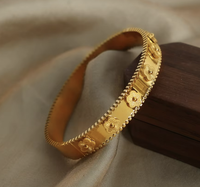 Bracelet jonc fleur en acier inoxydable plaqué or 18 carats, faible MOQ, prix usine, bijoux floraux classiques et simples pour la petite vente en gros