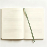 Carnet A5 personnalisé en PU crème avec découpe longue en forme de feuille de Monstera et marque-page breloque