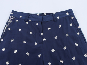 <span class=keywords><strong>Pantaloni</strong></span> Casual alla Moda per <span class=keywords><strong>Donna</strong></span>, <span class=keywords><strong>Blu</strong></span> <span class=keywords><strong>Scuro</strong></span> con Ricamo a Occhielli, Chiusura con Cerniera, Gamba Larga, Lunghezza alla Caviglia - Product Image 3