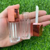 7ml gros Logo personnalisé vide Unique mignon tubes de brillant à lèvres en forme d'hexagone irrégulier avec capuchon en or et argent