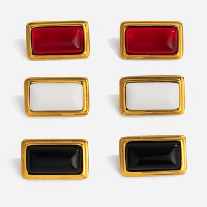 Boucles d'oreilles géométriques rectangulaires en acier inoxydable plaqué or, incrustées d'agate, options de couleurs noir, rouge et blanc, bijoux pour femmes - Product Image 1