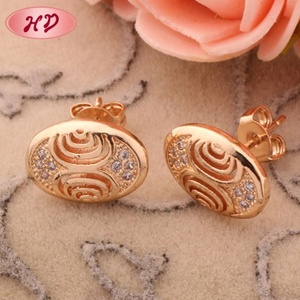 Boucles d'oreilles ovales en or rose pour femmes, motif en spirale, zircone cubique incrustée, clous d'oreilles géométriques, bijoux de mode pour tous les jours et les fêtes - Product Image 3