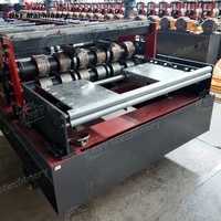 Machine de formage à froid entièrement automatique à grande vitesse pour la production de revêtements de sol en acier avec entraînement par chaîne métallique