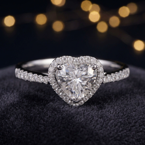 Bague de fiançailles en moissanite taille cœur, argent 925 plaqué rhodium, sertissage pavé, style romantique pour femme, à porter au quotidien - Product Image 1