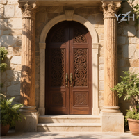 Villa de luxe de style italien avec une porte principale en teck cintré à double battant, design de porte principale, portes d'entrée pour la maison