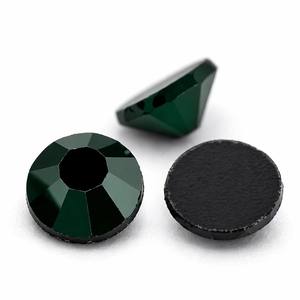 Strass en verre éco-responsable thermocollant, vert émeraude, vert permanent, luxuriant et précieux, pour Noël et les célébrations festives - Product Image 2