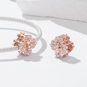 Amuleto de Flor Chapado en Oro Rosa con Circonitas Redondas Engastadas en Garra, Joyería Romántica Unisex, Regalo - Product Image 3