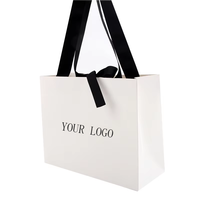 Sac cadeau en papier blanc de luxe, poignée longue, sac de shopping en carton, emballage de supermarché, matériaux recyclés, 250 g/m², personnalisé
