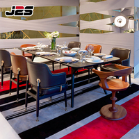 Ensemble table et chaises J2S sur mesure, luxe, projet contractuel, hôtel, commercial, revêtement en cuir, design de restaurant, solution tout-en-un