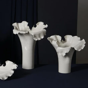 Jarrón de Cerámica Blanco de Forma Irregular de Lujo, Centro de Mesa Moderno de Cobre para Decoración del Hogar u Hotel - Product Image 1