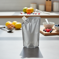 Op maat gemaakte grote zilverfolie sapzak met stand-up spout pouch voor fruitsap, mineraalwater, wodka & bier met hoekige uitgiettuit