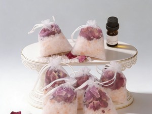 <span class=keywords><strong>Set</strong></span> <span class=keywords><strong>Regalo</strong></span> di Tè da Bagno Botanico alla Rosa della Serie BATH PURE |   5 Bustine Premium di Tè da Bagno alle Erbe con Sale dell'Himalaya e Oli Essenziali - Etichetta Privata - Product Image 2