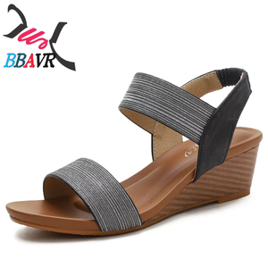 Sandalias de cuña para mujer al por mayor de fábrica, de PU brillante con tira trasera y punta abierta, calzado casual para exteriores - Product Image 4