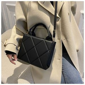 Elegante Bolso Tote Acolchado Mini, Bolso de Mano 2 en 1 con Asa Superior y Correa Cruzada, Bolso de Hombro Pequeño Versátil para Mujer - Product Image 4