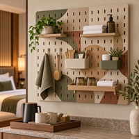 Panneau perforé personnalisé avec fentes ovales pour l'organisation des articles de voyage et le rangement compact dans les chambres d'hôtel, décoration hôtelière