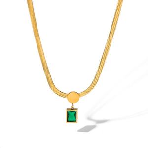Collier en acier inoxydable plaqué or 18 carats, collier rétro à la mode pour femmes, pendentif en zircon vert carré, chaîne serpent - Product Image 1