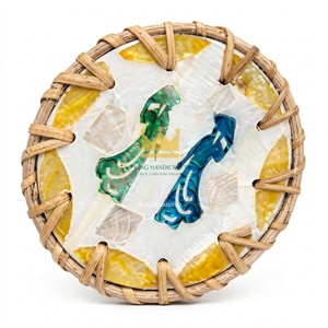 Sous-verres ronds en rotin mosaïque de nacre faits à la main au Vietnam pour la décoration de table à café, thé et repas - Product Image 3