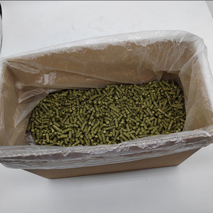 Granulés de foin d'alfalfa biologique premium en vrac, riches en protéines, vitamines et minéraux pour l'alimentation des petits animaux et comme friandises à mâcher pour le soin des dents. - Product Image 5