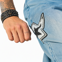 Jeans en denim bleu clair pour homme, coupe décontractée, avec appliques en forme de quatre étoiles