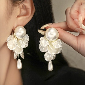 Boucles d'oreilles pendantes de luxe vintage pour femme, en alliage, avec strass, perles et fleurs à longues pampilles, style mode haut de gamme - Product Image 4