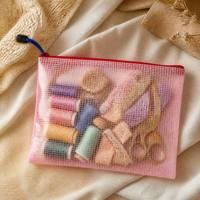 Pochette transparente en PVC anti-eau avec broderie personnalisée, idéale pour le voyage, le rangement de cosmétiques, ou comme sac à broderie plat transparent.