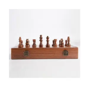 단단한 호두 테두리와 나무 조각의 선택과 호두와 메이플 체스 보드