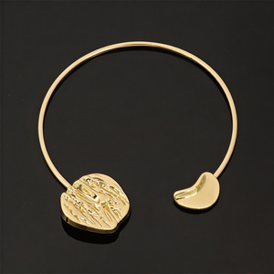 กำไลข้อมือลายดาวทองและใบไม้ พร้อมห่วงคล้องคอและหัวเข็มขัดเคลือบโลหะ - Product Image 4