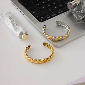 Pulsera de Espiral Trenzada en Oro y Plata con Textura de Bloques de Color, Joyería Unisex - Product Image 4