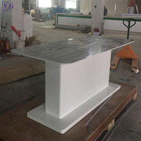 Table de conférence compacte en Corian blanc sur mesure avec prise multifonction pour petite salle de réunion, mobilier de bureau