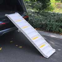 Rampe d'escalier pliable portable pour chien noir et blanc