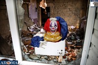 Clown d'Halloween animé de 14 pouces avec tête qui bouge et yeux LED, accessoires musicaux effrayants pour décoration de maison hantée ou de bar