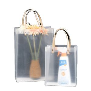 Vente en gros de sac fourre-tout transparent de Noël sac cadeau de boisson imprimé PVC givré avec sac cadeau à main origine du Vietnam - Product Image 1