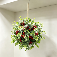 Boule artificielle d'eucalyptus avec baies rouges 30 cm, sphère de verdure artificielle pour décoration de mariage, maison, porche, Noël, boule de feuilles vertes