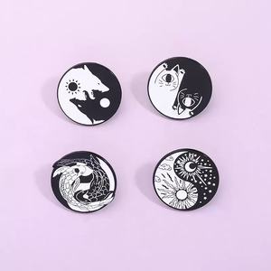 Alliage de zinc coulée <span class=keywords><strong>Tai</strong></span> <span class=keywords><strong>Chi</strong></span> Yin <span class=keywords><strong>Yang</strong></span> Animal Design broche noir nickelage-poisson loup broche sac à dos Badge revers bijoux - Product Image 1