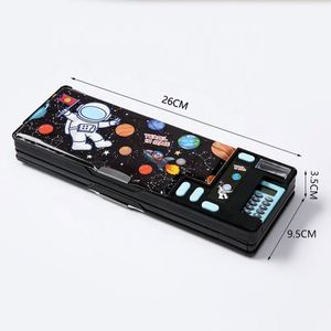 Estuche de Plástico para Niños de Primaria con Sacapuntas, Borrador, Calculadora y Compartimento para Útiles Escolares, Diseño de Astronauta Espacial - Product Image 3